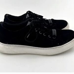 Comfortable sports shoes